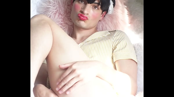 fiatal fiú izgatóan dörzsöli a segglyukát csinos takarítónői ruhában