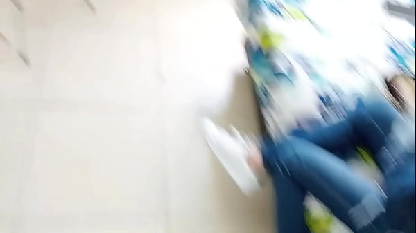 DELICIOSA FOLLADA RECIBE LA FLACA TETONA DE MI HIJASTRA EN PRIMER PLANO CON CREAMPIE VAGINAL