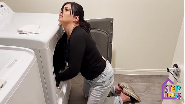My Hot Stepmom London Rose Got Stuck in the Washer