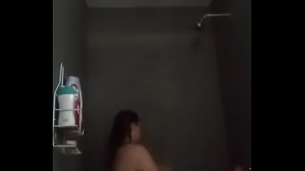 Minha putinha tomando banho