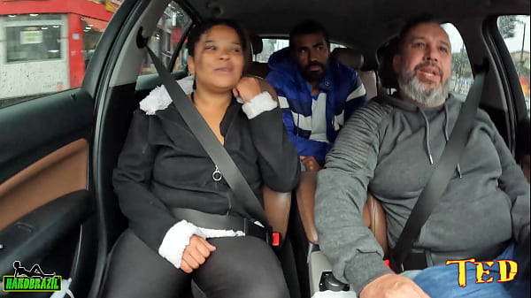 Mais um casal entra e apronta com a esposa pelada no carro - Fanny Prado Official