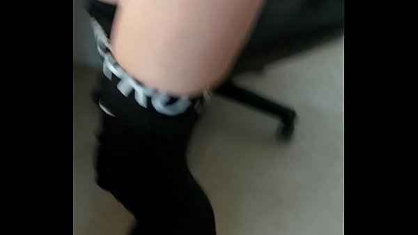 Leonie nascht mal schnell die Hoden ihres Kollegen leer