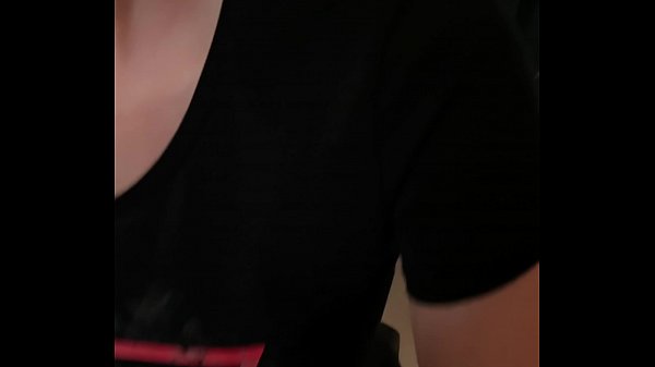 Leonie nascht mal schnell die Hoden ihres Kollegen leer