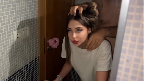 Meu senhorio está feliz porque é assim que pago o aluguel: transando com um homem casado.