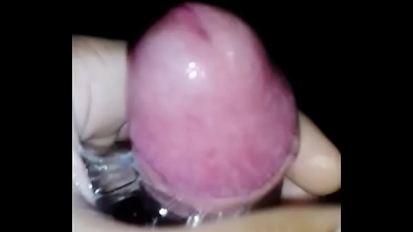 Massageando a rola e deixando ela cremosa