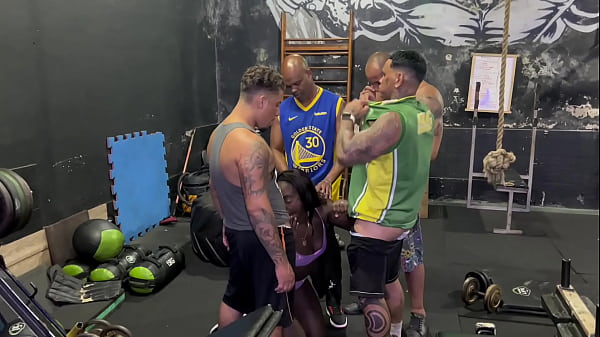 Fiz uma suruba na academia com a gostosa da Fernanda chocolate