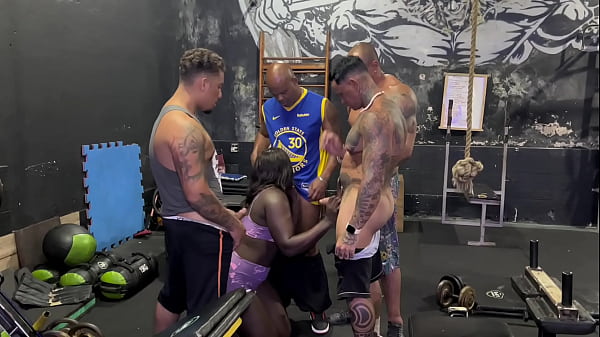 Fiz uma suruba na academia com a gostosa da Fernanda chocolate