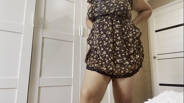 Сводная сестра без трусиков ласкает свой мокрый клитор