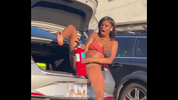 Mulher de ébano e extintor de incêndio