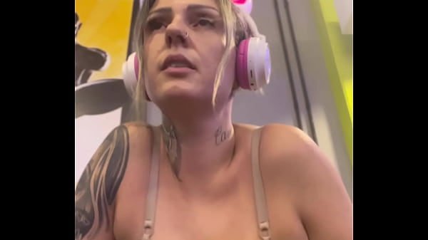 Nossa eu de sutiã treinando na academia e toda suada e louca de tesão ! Chega escorreu pela bucetinha lisinha e suada .