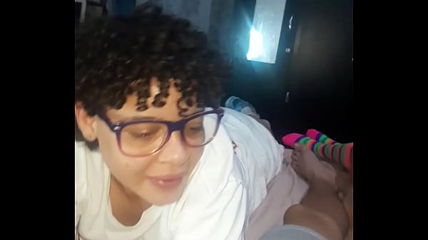 Meus dois sobrinhos vêm ao meu quarto para dormir comigo, e isso acaba acontecendo. Comentem se quiserem ver o final deste vídeo, é muito legal.