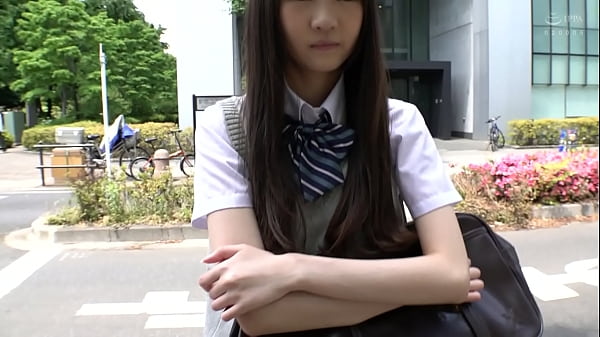 https://bit.ly/3ruJA5y　ハメ撮り　黒髪貧乳スレンダー美女とハメ撮りセックス。乳首は非常に敏感で、指で刺激をすると甘い声をだして感じてます。きれいなパイパンマンコにチンポを生挿入。
