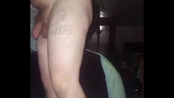 Vídeo completo: Um homem GAY da Rússia se masturba diante das câmeras, goza, bebe porra fresca e derrama porra no rosto todo!