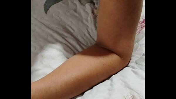 Gostosa de camisola no quarto