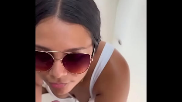 LATINA CACHONDA ES FOLLLADA EN PUBLICO POR SU AMANTE