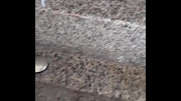 LATINA CACHONDA ES FOLLLADA EN PUBLICO POR SU AMANTE