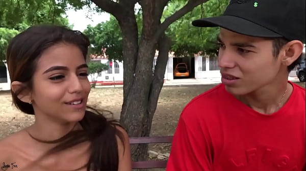 Grande demais para sua buceta apertada - ela se mijou