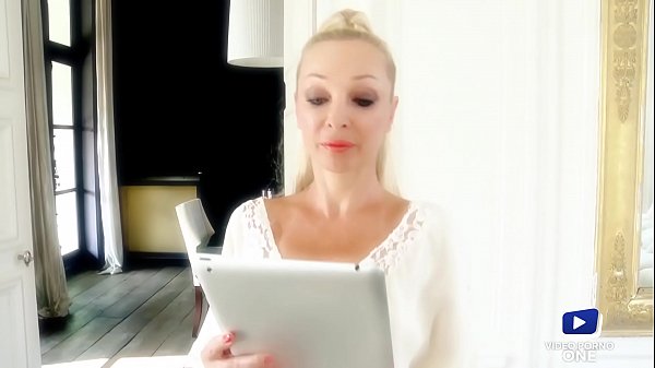 Nomi, une cougar blonde très sexy, sodomisée dans la cuisine