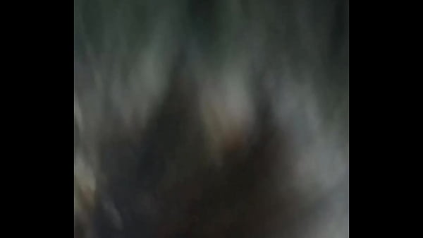 me la chupa sentada en la silla, cogemos de perrito y se masturba