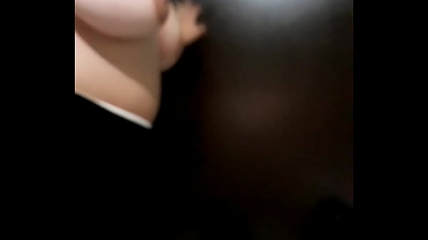 Mi mejor amiga me consuela y terminamos cogiendo