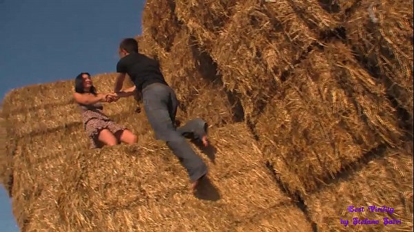La sua gonna corta e le sue tette giganti eccitano il ragazzo che la scopa sulle balle di fieno