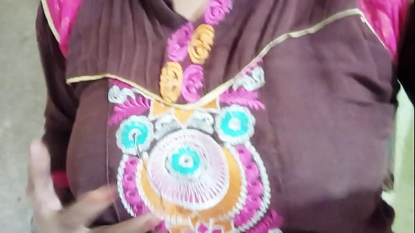 Dê uma olhada no corpo incrivelmente sexy enquanto toma um banho Desi para amigos em áudio hindi claro