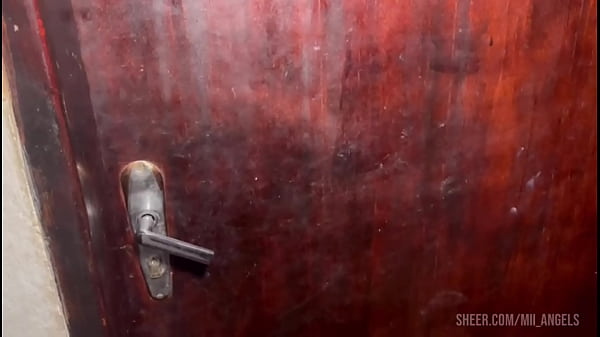 Putaria rola solta , o corno deu uma saída deixou a mina dele sozinha , quando chegou pegou nós na orgia e entrou no meio