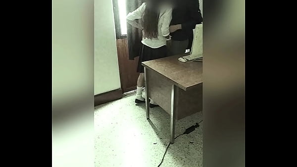 CÁMARA Graba a MAESTRO Y ALUMNA en la Oficina del Colegio! Colegiala Mexicana se DEJA FOLLAR por el PROFE por una MEJOR CALIFICACIÓN! Video Amateur Real! (Segunda Parte)