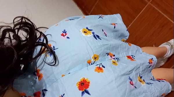 She has no panties under her skirt!!!!!