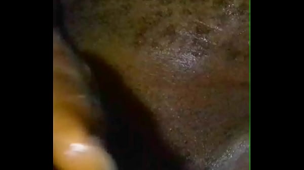 Homem solitário não conseguia dormir, em vez disso, ele decidiu gozar antes de ir para a cama