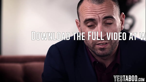 Nagy cicis ázsiai bevándorló takarítónőt megdugja a hatalmas főnöke