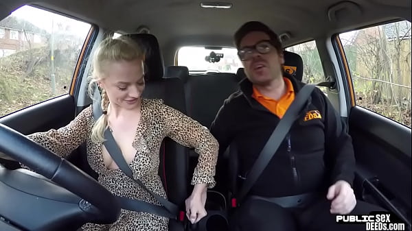 Loira eurobabe monta instrutor em carro antes de dar bj