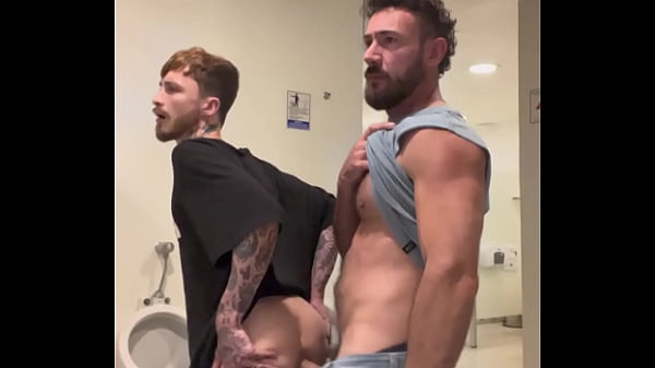 MUSCULOSO ME FUDEU SEM CAPA NO BANHEIRAO