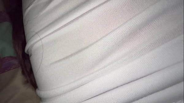 Encontre a la culona de mi hermanastr atrapada bajo la cama y la ayudo restregando me verga en su culo