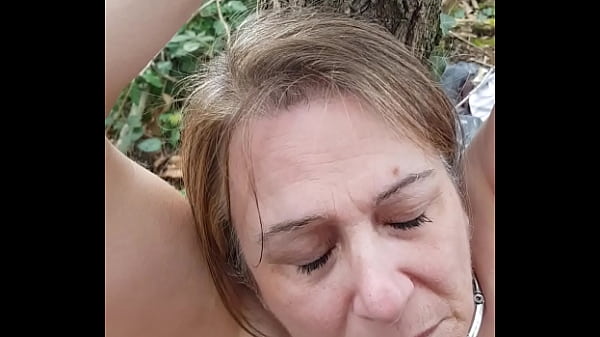 Séance d'humiliations et uro en forêt pour l'esclave F