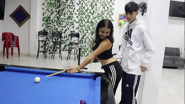 ROLEPLAY: Convidei minha meia-irmã morena para jogar sinuca para ensiná-la e a garota muito tarada me beijou para eu foder sua bucetinha deliciosa - pornô em espanhol