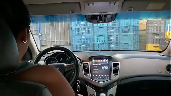 llevo a lavar mi carro y termino follando con la señora y me corro en su cara