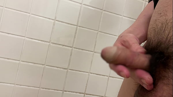 Masturbação em banheiro público com pênis frio e apertado