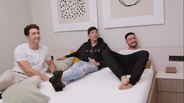 Mi Compañera De Piso Ebonhy Quiere Una Fiesta Española Con Los Hermanos Bud