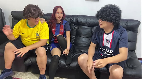 Novia es Engañada con los Ojos Vendados por su Novio que Tiene que Pagar la Deuda del Partido de Futbol NTR