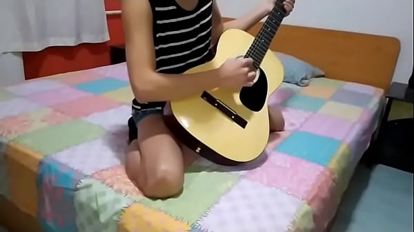 Mi alumno de guitarra solos viene por mi gran verga