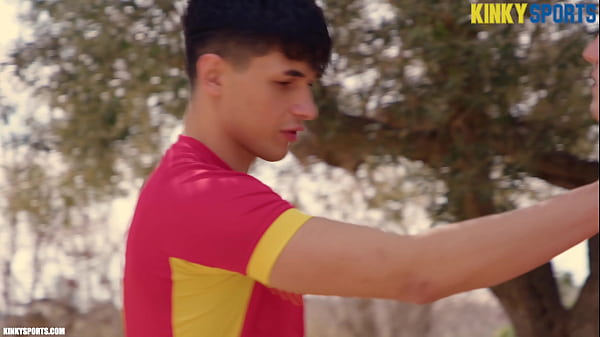 Jogador de futebol twink sem proteção e fetiche por pés bdsm ao ar livre