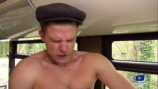 Une étudiante se fait baiser dans un bus devant des voyeurs !