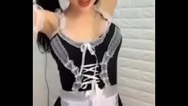 Upliv cosplay livestream khoe body lộ hàng