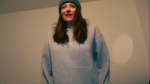 A camgirl fucks with a fan