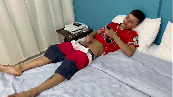 Me corro en el culo de mi hermanastra mientras me masturbo con sus calzones. H.L.