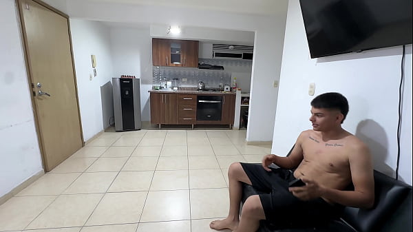 Mi latina sexi vecina viene por la clave del internet y termina clavado su apretado culo por mi enorme y rico pene en mi apartamento.