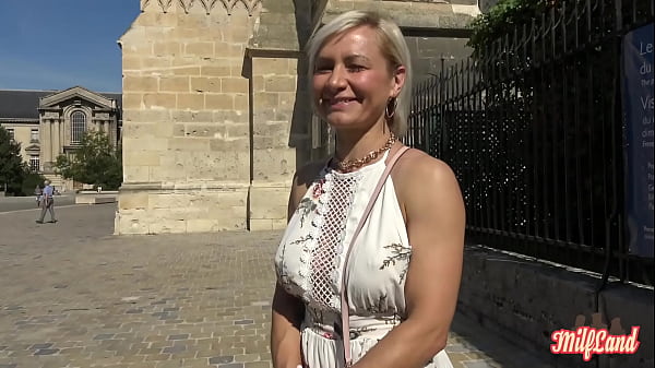 Kim, milf sexy, veut une jeune bite pour satisfaire ses envies part 1