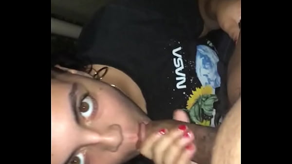 Bebê Mixx chupando pau em um parquinho depois de escurecer