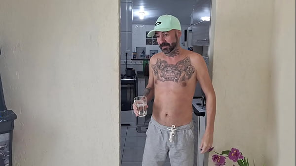 Minha meia-irmã estuda sem calcinha